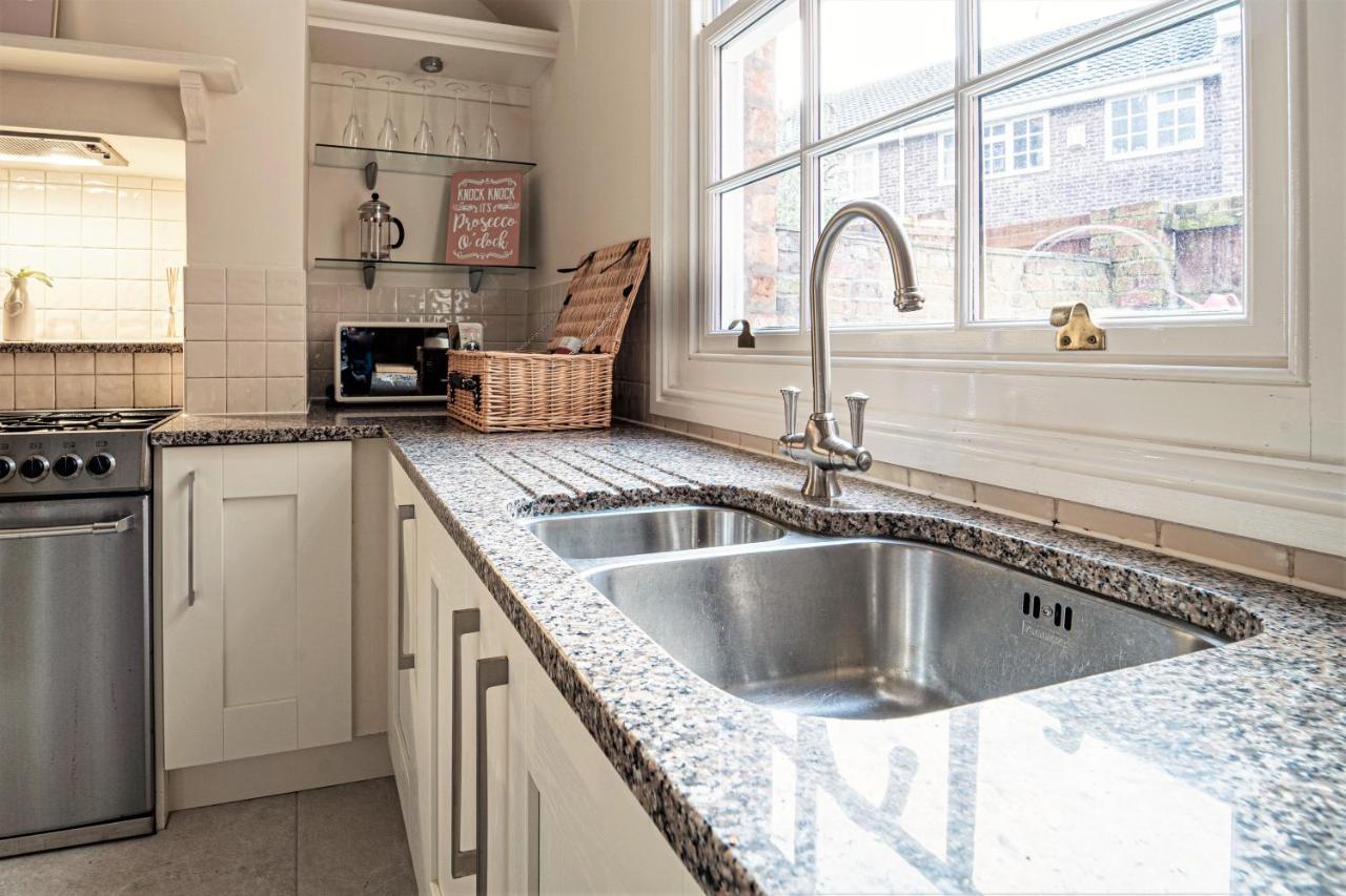 The Cottage In Chester, Sleeps 6 With Free Parking Kültér fotó
